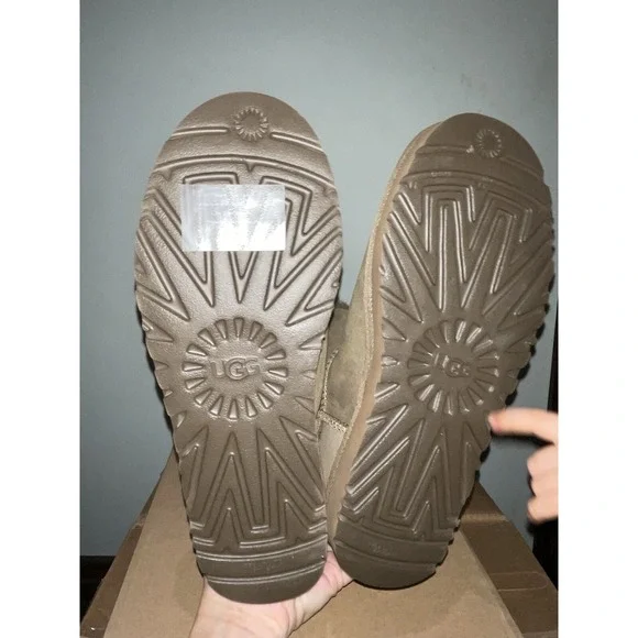 UGG Women's Size 10 Bailey Button II Sheepskin Ankle Snow Boots Hickory Brown - Picture 7 of 10